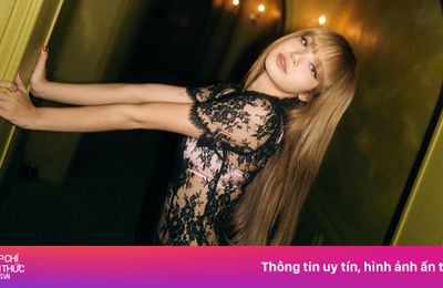 Lisa mặc 'váy khỏa thân' khoe nội y hồng