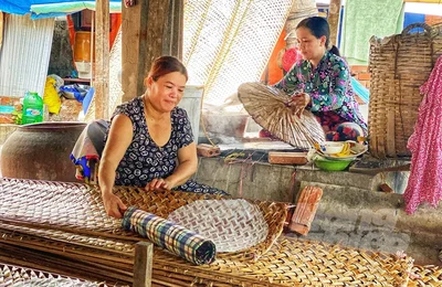 Khám phá làng nghề bánh tráng Thuận Hưng hàng trăm tuổi ở đất Tây Đô