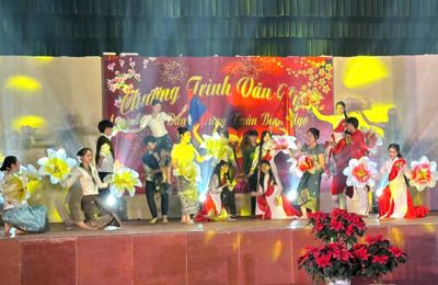 Tết xa quê thêm ấm lòng lưu học sinh Lào