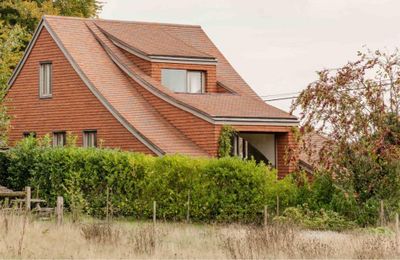Clay Rise House: Ngói đỏ khắc họa bản sắc Sussex