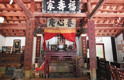 Thích ứng và gìn giữ: Phòng thờ trong dòng chảy hiện đại hóa
