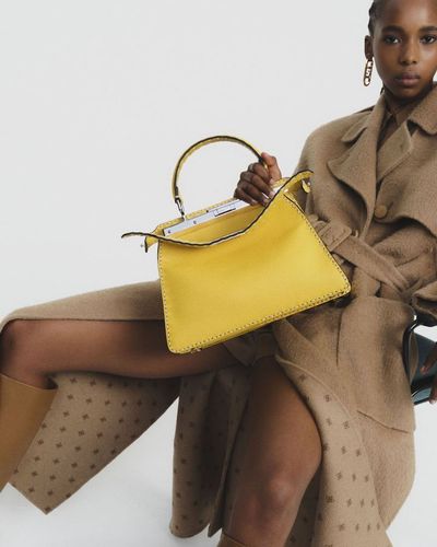 Fendi Peekaboo trở lại với “lớp áo mới”