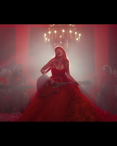 Taylor Swift tiếp tục "đánh úp" khán giả với MV "I Bet You Think About Me"
