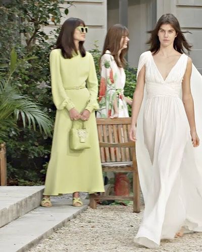 BST Xuân- Hè 2022 từ nhà mốt Elie Saab: Làn gió giản dị tinh tế