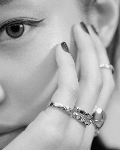 Là “con cưng” của Chanel, Jennie tiếp tục được xuất hiện trong chiến dịch quảng cáo trang sức cao cấp