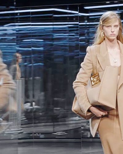 BST Fall Winter 2021/22 của Fendi: Bữa tiệc thời trang Thu Đông vô cùng lộng lẫy