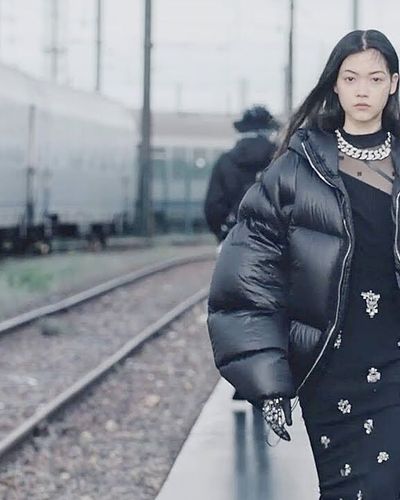 Givenchy resort 2022: Khát vọng tự do của tuổi trẻ