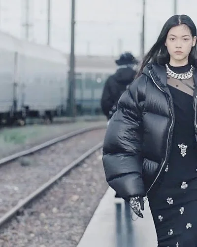 Givenchy resort 2022: Khát vọng tự do của tuổi trẻ