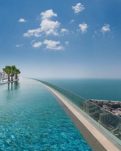 Cận cảnh hồ bơi vô cực cao nhất thế giới - Niềm tự hào của người Dubai