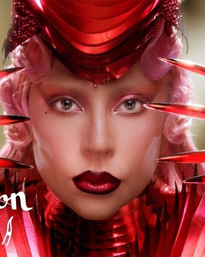 Tạo hình cực chất của Lady Gaga trong video ra mắt rượu Champagne