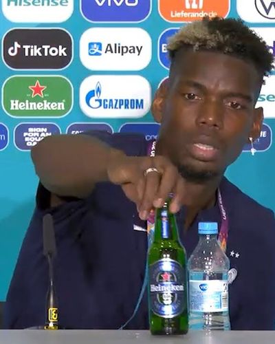 Tiếp nối CR7, Pogba dẹp chai bia trên bàn họp báo