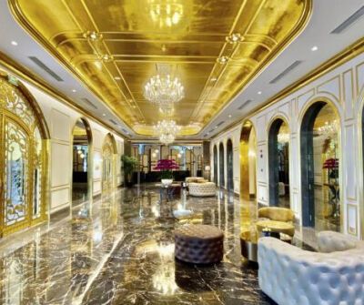 Khám phá nội thất xa hoa của khách sạn dát vàng ở Hà Nội