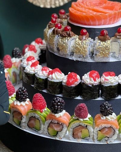 Tự tay làm một chiếc bánh sinh nhật sushi - Tưởng không dễ mà dễ không tưởng