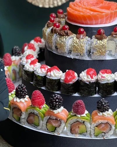 Tự tay làm một chiếc bánh sinh nhật sushi - Tưởng không dễ mà dễ không tưởng