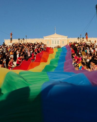 Nhiều thương hiệu lớn đồng loạt ra mắt các BST ủng hộ Pride Month - P2