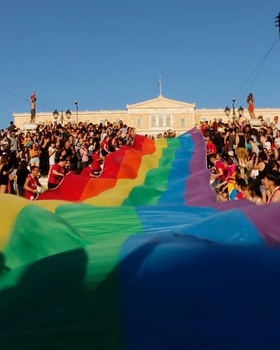 Nhiều thương hiệu lớn đồng loạt ra mắt các BST ủng hộ Pride Month - P2
