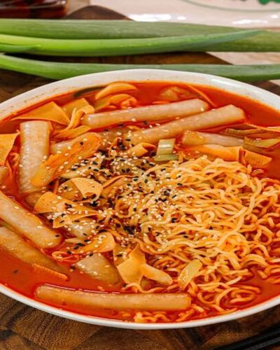 Tokbokki “kiểu Việt Nam” tiếp tục gây sơn sốt tại xứ sở kim chi
