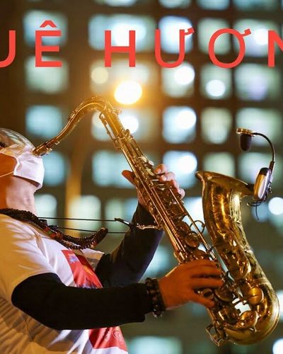 Nghệ sĩ Trần Mạnh Tuấn thổi saxophone tại bệnh viện dã chiến