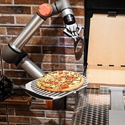 Độc đáo cửa hàng pizza ở Pháp chỉ toàn robot phục vụ