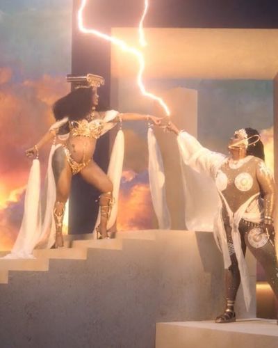 Visual đỉnh cao của Cardi B và Lizzo trong MV Rumors