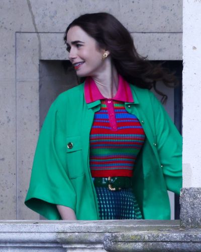 Emily In Paris mùa 2 - Cuộc sống chân thật hơn của cô nàng Emily tại Kinh đô thời trang