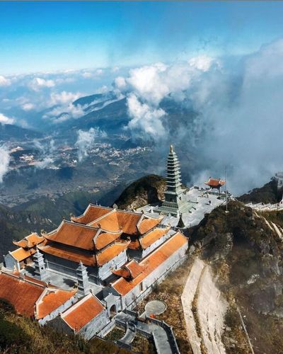 Những đỉnh núi linh thiêng nhất Việt Nam thu hút khách thập phương