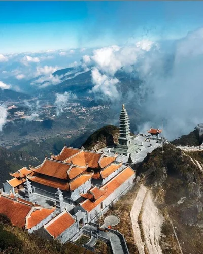 Những đỉnh núi linh thiêng nhất Việt Nam thu hút khách thập phương