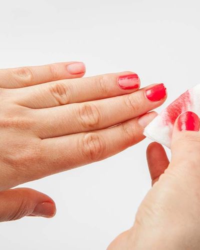 5 sản phẩm tẩy sơn móng tay hiệu quả mà không gây khô móng