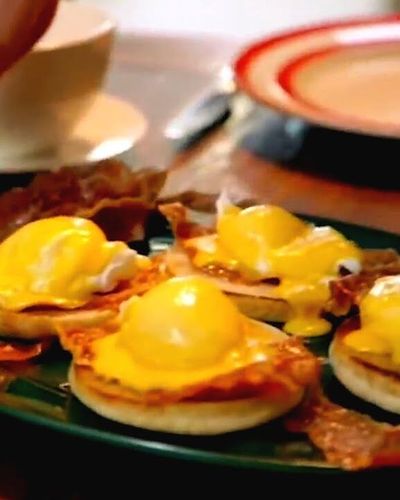Ăn sáng kiểu Mỹ với món trứng benedict lừng danh cùng vua đầu bếp Gordon Ramsay