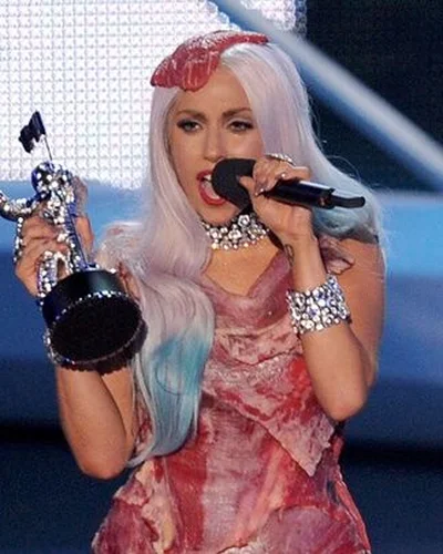 Những bộ trang phục “không đụng hàng” làm nên thương hiệu Lady Gaga