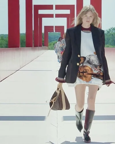 Louis Vuitton- Cruise 2022: Đắm chìm vào vũ trụ và thiên hà bao la