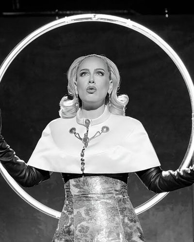 MV "Oh My God" - Adele xứng với danh hiệu "Nữ hoàng đồ Custom Couture"