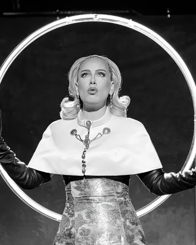 MV "Oh My God" - Adele xứng với danh hiệu "Nữ hoàng đồ Custom Couture"