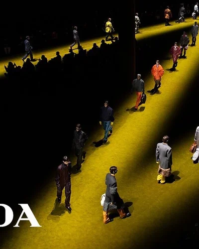 BST Thu Đông 2022 của Prada: Ngợi ca sự đa dạng của trang phục workwear
