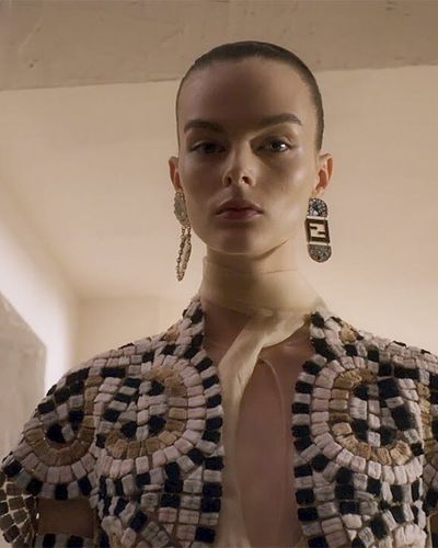 Fendi Haute Couture Thu Đông 2021/22: Vũ điệu tinh tế sang trọng