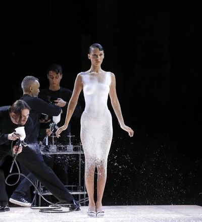 Bella Hadid để ngực trần, mặc váy phun sơn của thương hiệu Coperni