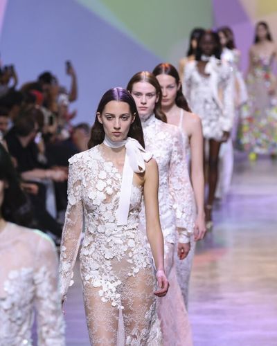 ELIE SAAB Xuân Hè 2023: Mang đến sự chuyển động nhẹ nhàng quyến rũ