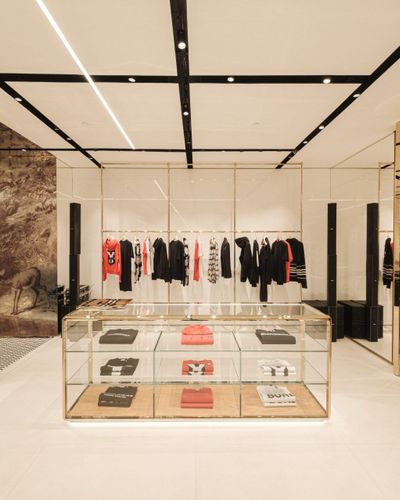 Burberry mới khai trương ở HCM thu hút dàn fashionista check-in rầm rộ