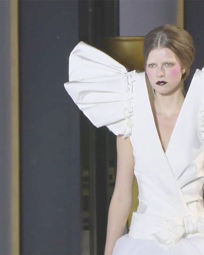 Victor & Rolf Haute Couture Xuân Hè 2022: Thế giới của ma cà rồng