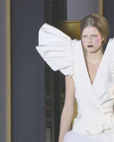 Victor & Rolf Haute Couture Xuân Hè 2022: Thế giới của ma cà rồng