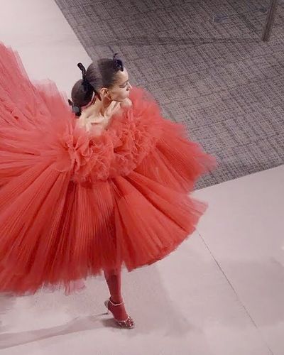 Giambattista Valli - Haute Couture Xuân/Hè 2022: Đương đại hòa cùng cổ điển