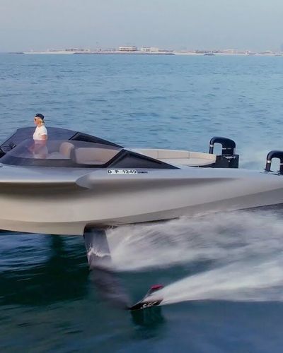 Lái thử 'du thuyền bay' trị giá 1 triệu đô.