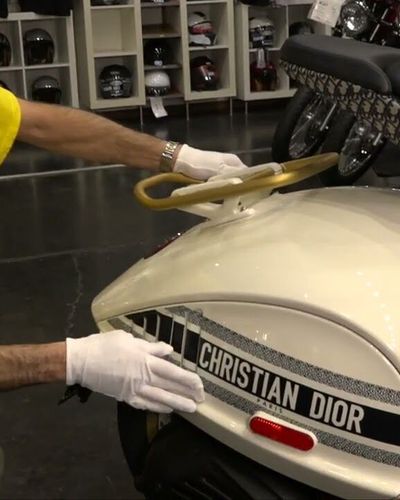 Hàng độc cho đại gia VESPA 946 Christian Dior - Xe tay ga đắt nhất Việt Nam, giá gần 1 tỷ đồng.