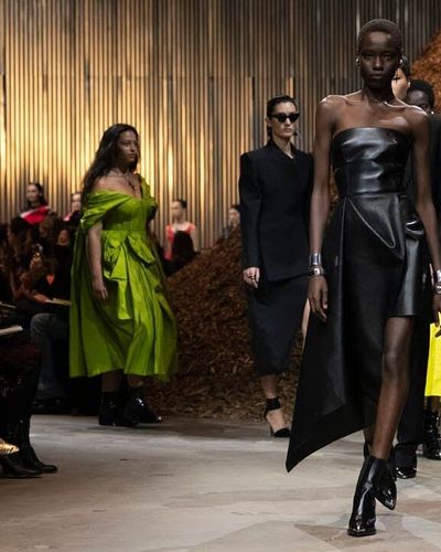 Alexander McQueen Autumn/Winter 2022: Thú vị, sáng tạo, đầy năng động