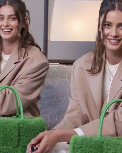 Taylor Hill mang gì trong túi cho Paris Fashion?