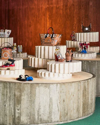 BST Thu Đông 2022 - Christian Louboutin: Đánh thức tình yêu nghệ thuật