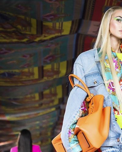 Versace - Spring Summer 2022: Ca sỹ Dua Lipa lần đầu lên sàn catwalk