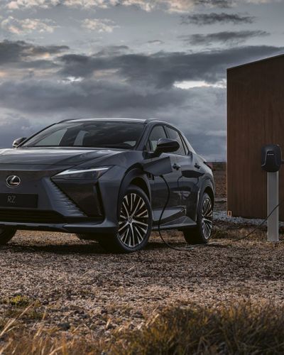 Lexus RZ 450e chính thức ra mắt, xe sang chạy điện đầu tiên của Lexus