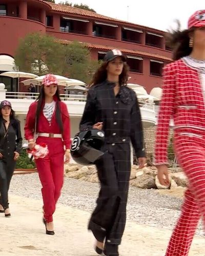 The Film of the CHANEL Cruise 2022/23 Show: Những quý cô thanh lịch