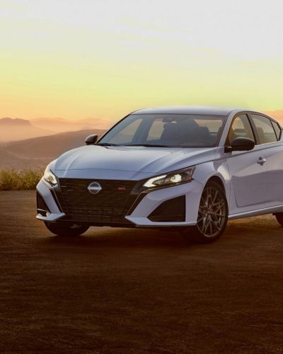 Nissan Altima 2023 ra mắt với lưới tản nhiệt và hệ thống giải trí mới